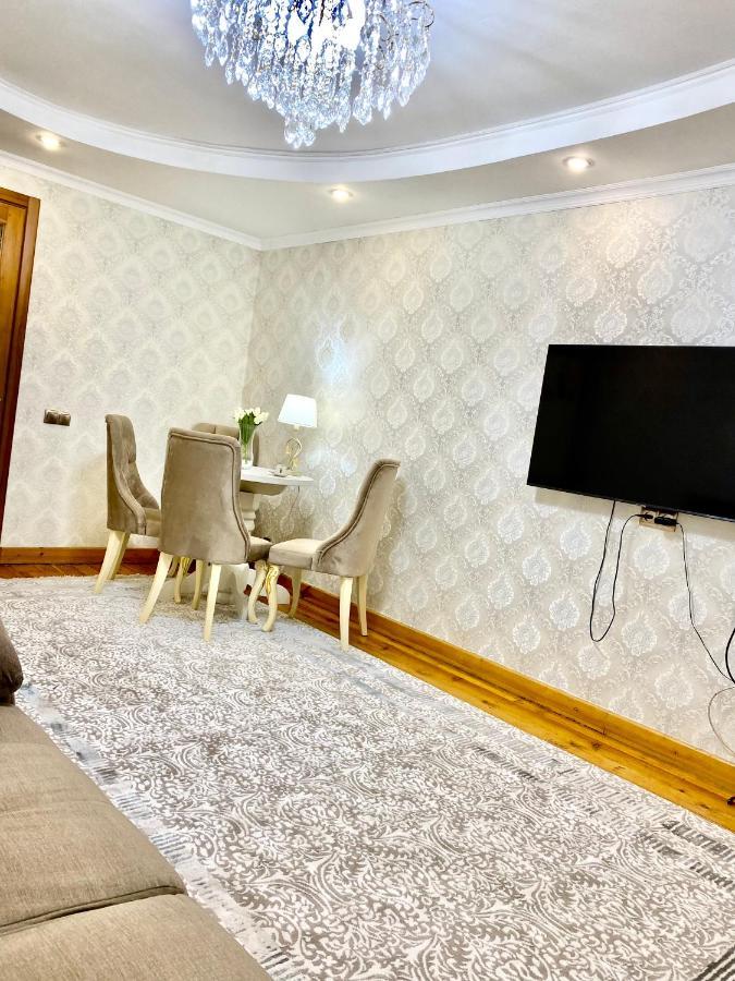 Просторная 3 Комнатная Квартира На Арбате Lejlighed Almaty Eksteriør billede